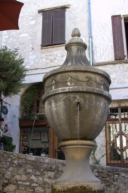 Франция. Сан-Поль-де-Ванс (Saint Paul de Vance). Площадь большого фонтана (La Place de la Grande Fontaine)