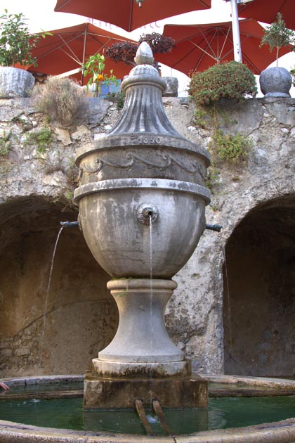 Франция. Сан-Поль-де-Ванс (Saint Paul de Vance). Площадь большого фонтана (La Place de la Grande Fontaine)