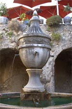 �������. ���-����-��-���� (Saint Paul de Vance). ������� �������� ������� (La Place de la Grande Fontaine)