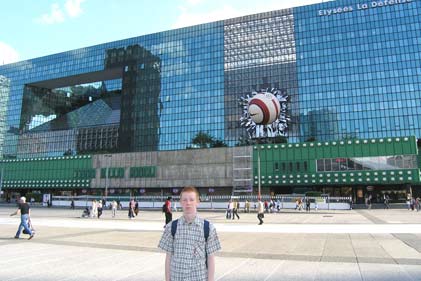 �������. �����. ������� � ���� ������ (Grande Arche de la D&eacute;fense).
