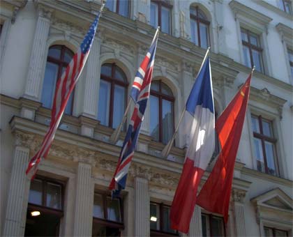 ������. Checkpoint Charlie.