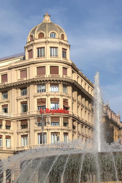 ������. �����. ������� ������� (Piazza De Ferrari).
