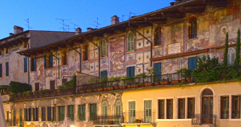Италия. Верона. Пьяцца делле Эрбе (Piazza delle Erbe).