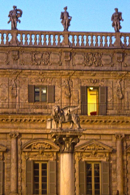 Италия. Верона. Пьяцца делле Эрбе (Piazza delle Erbe).