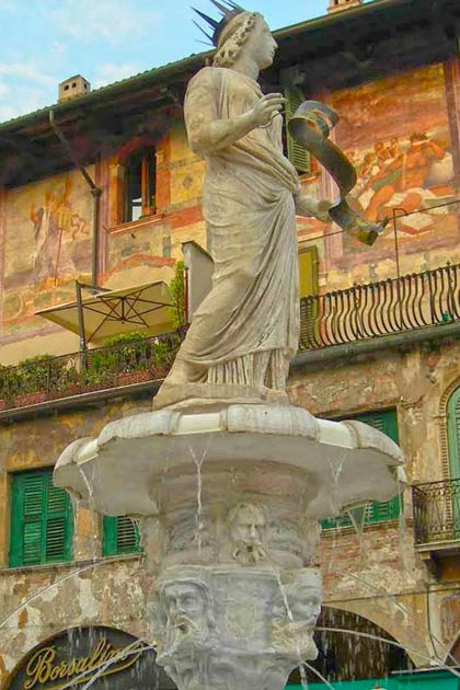 Италия. Верона. Пьяцца делле Эрбе (Piazza delle Erbe).