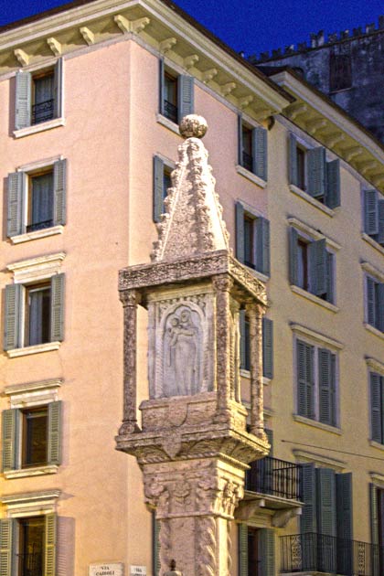 Италия. Верона. Пьяцца делле Эрбе (Piazza delle Erbe).
