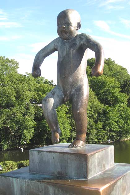 “Angry Boy”. Bronze sculpture in the park Vigeland. Oslo ("Капризный мальчишка" в парке Вигелана в Осло)