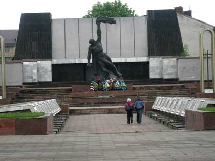 В центре города расположен красивый памятник участникм ВОВ.