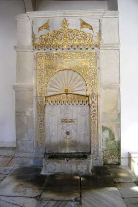 Golden Fountain at the Khan's Palace in Bakhchisaray, Crimea, Ukraine (������� ������ � ������� ������ � ���������� �������)